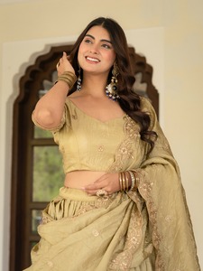 Atractivo Lehenga Choli de seda color crema con bordado de lentejuelas para boda - Product Image 5