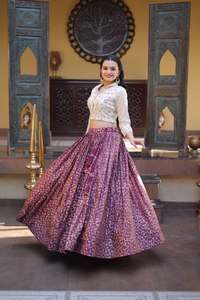 Robe de soirée longue en soie style Bollywood, brodée, Lehenga Choli, pour fêtes et mariages, infroissable, séchage rapide, de créateur - Product Image 5