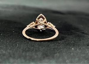 Anillo de compromiso de diamante con corte marquesa y engaste de bisel en oro amarillo macizo con piedras laterales en forma de pera, anillo minimalista solitario de promesa de alta joyería. - Product Image 3