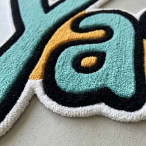 Alfombra de Lana Tejida a Mano con Tipografía Única Yass, Antideslizante, Diseño en Azul Aguamarina y Amarillo Mostaza, Decorativa para Sala de Estar y Dormitorio - Product Image 5