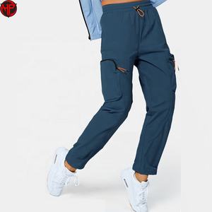 Pantalon de sport coupe-vent en polyester avec logo personnalisé sérigraphié OEM, bande latérale réfléchissante, pantalon de survêtement en nylon imperméable pour hommes - Product Image 2