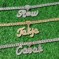 Collier de luxe personnalisé avec pendentif lettre cursive serti de diamants baguette, plaque nominative avec fermoir cœur, chaîne maille cubaine, bijoux Hip Hop Fa