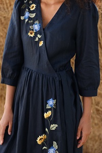 Robe portefeuille en lin bleu marine brodée à la main, motif floral artisanal en broderie anglaise, col en V, coupe trapèze mi-longue avec manches bouffantes et tournesols - Product Image 3