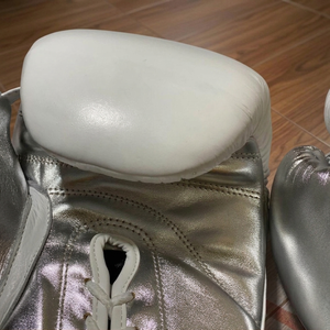 ถุงมือชกมวยแบบมืออาชีพสำหรับฝึกซ้อมและแข่งขัน ยี่ห้อ Wholesale No Boxing No Life Mexican Gloves สีขาวและสีเงิน - Product Image 3