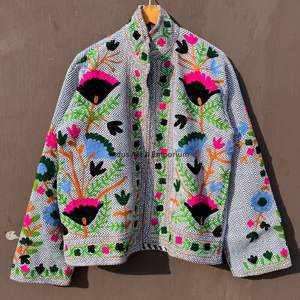 Chaqueta de algodón Suzani hecha a mano en India, chaqueta corta bordada a mano, abrigo unisex, chaqueta corta Suzani hecha a mano - Product Image 3