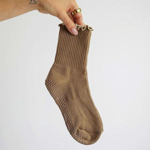 Chaussettes de sport antidérapantes en coton extensible respirant et confortable pour yoga, pilates et fitness, idéales pour l'entraînement en intérieur - Product Image 5