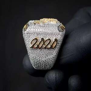 Anillo de Lujo para Hombre en Dos Tonos, Chapado en Rodio S925, con Diamante Moissanita y Logotipo, Estilo Rapper Hip Hop, para Aniversario - Product Image 3