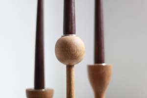 Ensemble de porte-bougies en bois, design conique, finition naturelle, décoration d'intérieur - Product Image 5