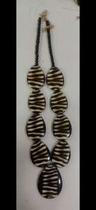 Proveedor al por mayor: Collar de barra de madera con resina rosa, cadena de metal, colgante de cuentas, joyería de moda, accesorio de ropa para mujer, ropa de oficina - Product Image 4