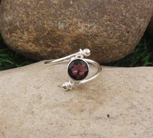 แหวนเงินแท้ 925 ประดับพลอยโกเมนสีแดงทรงเหลี่ยมเจียระไนแบบบริลเลียนท์ งานแฮนด์เมด สไตล์โบโฮคลาสสิก เรียบหรู ประดับพลอยเดี่ยว รับรองคุณภาพ เหมาะสำหรับงานแต่งงานและงานปาร์ตี้ - Product Image 1