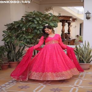 Fournisseur de magnifiques tenues indiennes en soie russe avec broderies, paillettes et imprimés numériques, robes et ensembles dupatta, de Surat. - Product Image 1