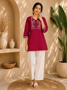 Kurti en coton brodé marron pour femmes avec pantalon blanc, tenue décontractée ethnique, coupe ample, longueur midi, toutes saisons, style Inde Pakistan - Product Image 1