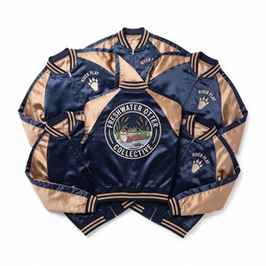 Chaqueta Bomber de Satén al por Mayor, Azul Rey y Beige, con Bordado Canoe, Chaqueta Universitaria con Cremallera Frontal, Ropa Exterior Directa de Fábrica - Product Image 6
