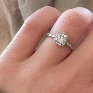 Bague de fiançailles en or massif 14k 18k avec diamant de laboratoire taille coussin, sertie halo pavé, certifiée IGI, clarté VS+, alliance de mariage - Product Image 3