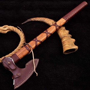 Hache de Bûcheron en Acier à Haute Teneur en Carbone Forgée à la Main, Personnalisée OEM, Manche en Bois à Haute Teneur en Carbone, Tête Crantée pour le Camping, Étui en Cuir - Product Image 1