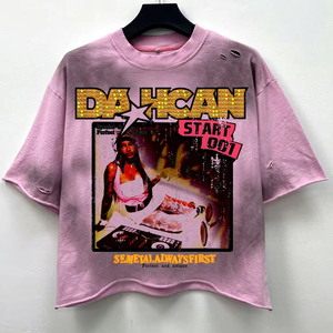 Camiseta Oversize Rosa con Gráfico Desgastado y Estampado de Retrato YK, Corte Holgado, 100% Algodón, Estilo Casual Urbano, Personalizada - Product Image 1