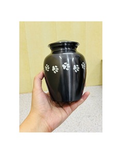 Urna Negra para Cremación de Mascotas con Huellas Blancas, Diseño Personalizable para Guardar Cenizas de Mascotas - Product Image 1