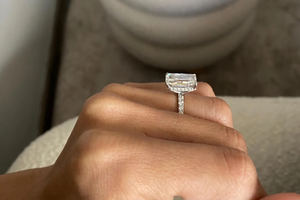 Bague de fiançailles en diamant de laboratoire taille radiant, argent sterling 925, avec pierres latérales et halo caché, certifiée IGI D-VVS2 - Product Image 3