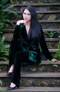 Ensemble de costume en velours de soie pour femmes - Blazer et pantalon élégants en velours, coupe ajustée, tenue de soirée de luxe - Product Image 5