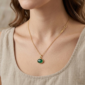 Colgante de Plata de Ley 925 con Baño de Oro y Ónix Verde en Forma Ovalada, con Engaste de Bisel, Regalo para Ella - Product Image 5