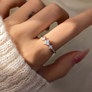 Anillo de Compromiso de Moda con Tres Piedras de Circonia Cúbica con Corte Princesa de 0.50 CT para Mujer, Plata de Ley 925, Regalo para Boda o Fiesta - Product Image 3