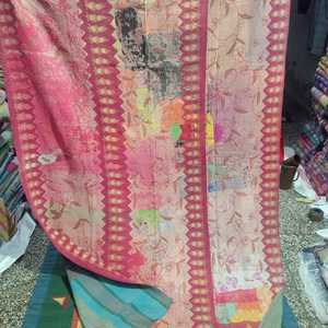 Colchas y edredones de patchwork Kantha hechos a mano con materiales reciclados, con patrones coloridos, encanto rústico y atractivo artesanal. - Product Image 5