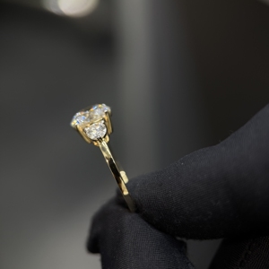 Bague de fiançailles en or 14 carats avec trois diamants de laboratoire de 2,60 carats au total, un solitaire rond de 2 carats et 0,60 carat de diamants latéraux - Product Image 3