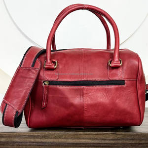 Nuevo Bolso Bandolera Mediano de Cuero Genuino con Diseño Western Hecho a Mano, Flecos Rojos y Concho Turquesa, Estilo Duffel de Piel de Vacuno - Product Image 6