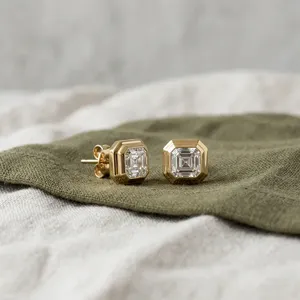 Boucles d'oreilles modernes serties de diamants, certifiées IGI, de laboratoire, taille Asscher, plaquées or, à fermoir poussoir - Product Image 4