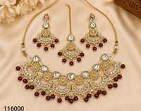 Parure de mariée indienne traditionnelle bleu roi Kundan, collier ras-du-cou et boucles d'oreilles, plaqué or, design floral orné de pierres précieuses lourdes