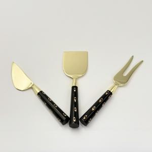 Ensemble de couverts à fromage élégants avec manche en résine noire plaqué or, design royal, pour table à manger - Product Image 3