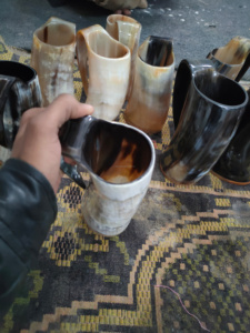 Juego de Tazas de Cuerno Vikingo Hechas a Mano y Ecológicas para Cerveza, Whisky y Vino - Uso en el Hogar y Bares de Hotel - Product Image 5