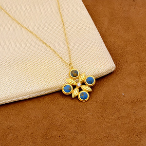 Collier chaîne à enfilage El Joyero Vintage pour femme, plaqué or 18 carats, avec pendentif cabochon en turquoise Mohave et motif trèfle - Product Image 4