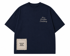 T-shirt à manches courtes bleu marine pour homme avec texte brodé et motif patch, coupe classique, style décontracté, col rond, jersey de coton - Product Image 1