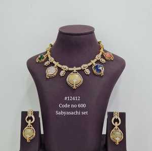 สร้อยคอพร้อมต่างหูดีไซน์เนอร์ 12412 ชุบทองเหลือง แรงบันดาลใจจาก Sabyasachi สำหรับงานแต่งงานและงานเลี้ยงของผู้หญิง - Product Image 3