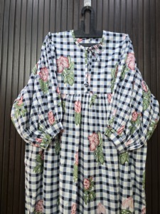 Robe tunique en coton à carreaux noirs et imprimé floral, manches courtes, longueur mi-cuisse, style vacances, robe de club, robe cintrée - Product Image 4