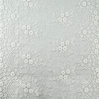 Chemin de table élégant et moderne en dentelle géométrique blanche, mélange polyester/coton, motif tissé brodé, forme rectangulaire 40x200cm