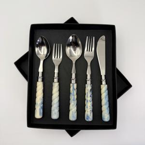 Ensemble de couverts en acier inoxydable poli miroir de style européen avec manches en résine, couteau, fourchette, cuillère, ensemble de dessert - Product Image 1