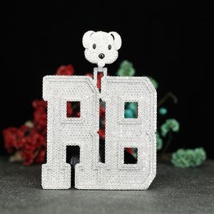 จี้เพชรโมอิสซาไนต์ทรงกลมเจียระไนแบบบริลเลียนต์ ตัวอักษรย่อสำหรับผู้ชายและผู้หญิง เงินแท้ 925 สำหรับเครื่องประดับฮิปฮอปแบบมีใบรับรอง - Product Image 1