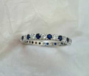 Bague minimaliste en argent plaqué or R Creation avec saphir bleu délicat, sertie de pierres blanches, pour un usage quotidien - Product Image 1