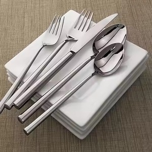 Collection de couverts modernes en acier inoxydable, conçus pour une utilisation confortable et un style de table tendance - Product Image 5