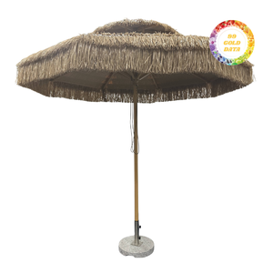 Sombrilla de hojas de palma de estilo tropical para sombra en exteriores, diseñada para complejos turísticos, bares de playa, piscinas y espacios al aire libre relajantes. - Product Image 1