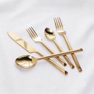 Ensemble de couverts bicolores en acier inoxydable, finition martelée dorée, pour la restauration et l'hôtellerie, style vintage, couteau, fourchette, cuillère, vente en gros - Product Image 4