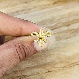 Anillo de latón gótico con flor de lis de estilo moderno para mujer, chapado en oro de 18k, joyería vintage delicada hecha a mano, venta al por mayor/OEM - Product Image 5