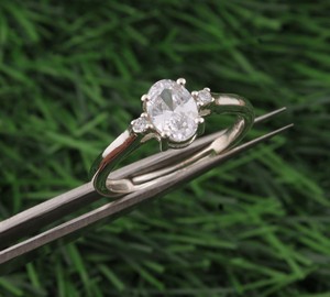 Bague de fiançailles et de mariage minimaliste en argent sterling 925 de luxe avec sertissage clos et zircone cubique (CZ) pour femme, bijou raffiné, cadeau - Product Image 1