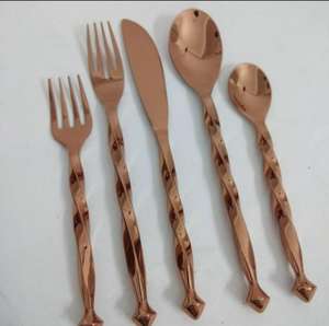 Ensemble de couverts traditionnels en acier inoxydable (couteau, fourchette, cuillère) pour steak, doré, durable, idéal pour mariages et événements - Product Image 1