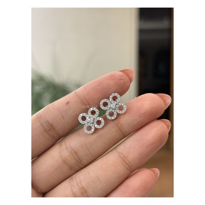 Pendientes Clásicos de Diamantes Cultivados en Laboratorio de Diseño, 0.55 Ct, Oro de 14K, Certificados por IGI, Lujosos con Diseño Floral en Halo, Regalo para Bodas y Fiestas - Product Image 3