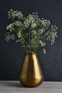 Vase de table en métal martelé finition cuivre – Récipient floral à accent or rose brillant pour les détaillants de boutiques - Product Image 5
