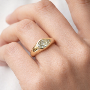 Bague Chevalière Classique en Or Jaune 18 carats avec Diamant Poire 1 carat, Sertissage Moderne en Sceau, Bague pour Homme, Bague avec Diamant de Laboratoire, Bagues de Quotidien pour Homme - Product Image 2