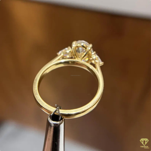 Anillo de Compromiso de Moissanita de Corte Ovalado Premium en Plata de Ley 925 con Brillantes Piedras de Acento en Forma de Pera - Product Image 5